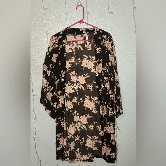 Spiritual Gangster Kimono Style Robe- small tear on tie - Picture 2 of 4